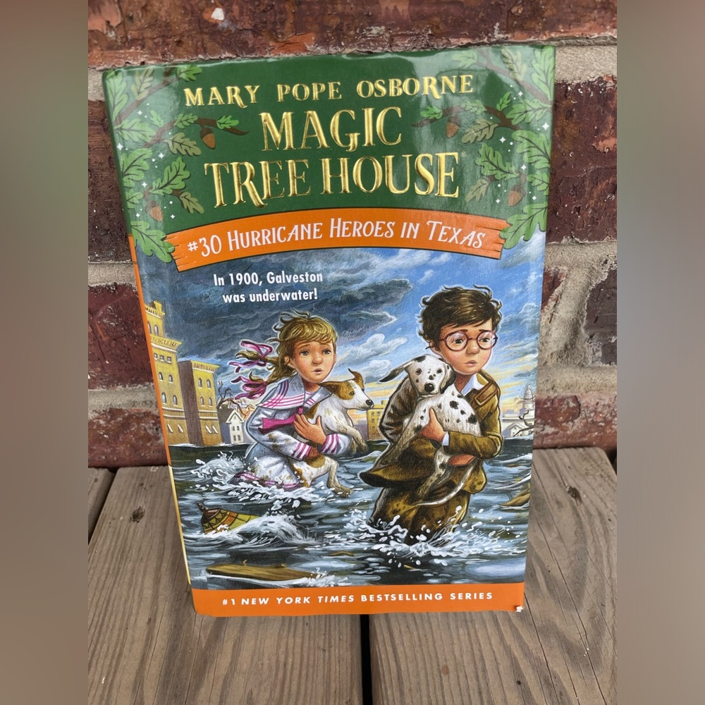 Hardcover Magic Tree House Hurricane Heroes In Texas #30 Chapter Book